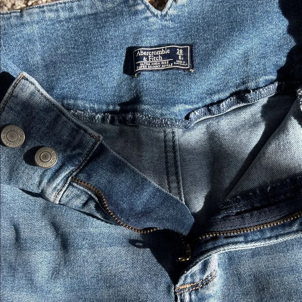 Abercrombie & Fitch  Ultra High-Rise Super Skinny Ankle Jeans in Size 6/ 28
